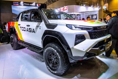 新型トヨタ ハイラックス:TCD ASIAのハイラックスはシュノーケルやサイドステップが装着されアグレッシブなムード