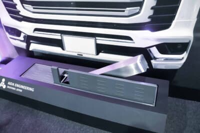 アイシャロック:電動ポールが上昇する際は蓋が自動で開きポールが上がる