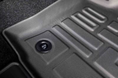 トヨタ RAV4:運転席側のマットは純正のロック部分を使ってクルマに固定できる。固定する箇所は2カ所で装着も非常に簡単だ。走行中もズレることなく、ペダル操作を妨げないため安全性にも優れる