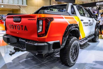 新型トヨタ ハイラックス:TCD ASIAはラリーのイメージを連想させるスタイルで製作。オーバーフェンダーは30mm。ヒッチメンバーも装着