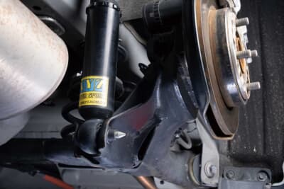 ホンダ フィット：より車高を下げられるようにリアはアクスルを約40mm上げ加工し、キャンバー角とキャスター角も調整。より太いホイールを履けるよう、約10mmのナロー化も実現している