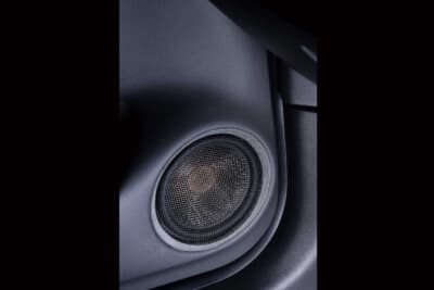 ホンダ フィット：フロントドアにインストールされたスピーカー。バッフルボードなどその周りの造形も丁寧に作り込まれている。VTuberの楽曲を最高の音質で楽しむための、妥協のない施工だ