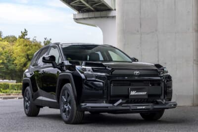 トヨタ RAV4:同じく試作品のフロントバンパーガードを装着したスタイリング。純正バンパーの下部に装着するだけで、タフでマッシブなイメージへと一気に変貌できる。市販モデルの完成が楽しみだ