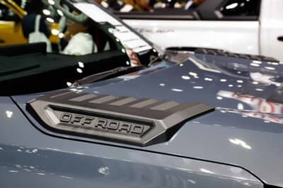 新型トヨタ ハイラックス:ボンネットフートには「OFFROAD」と書かれたダクト状パーツが配置された