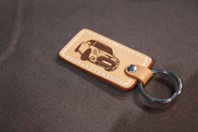 革茶屋:ナンバープレートキーホルダーの裏側は愛車の写真を刻むこともできた