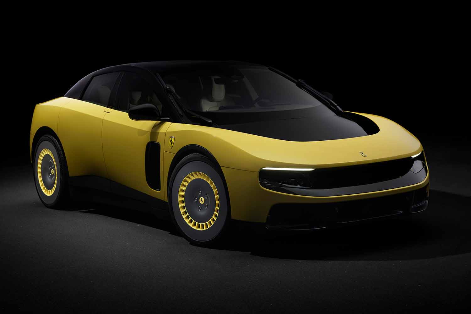株価急落の厳しい反応！ フェラーリ初のEV ルーチェが型破りなデザイン