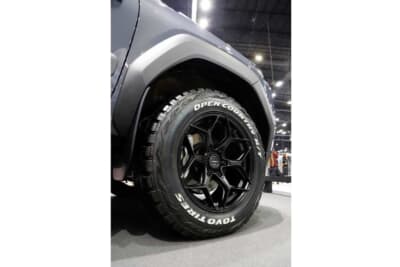 新型トヨタ ハイラックス:タイヤはオープンカントリーR/T(265/65-18)。ホイールはLENSO JAGERを履く