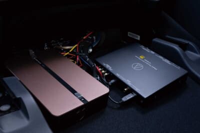 ホンダ フィット：PLUG&PLAY 1080のDSPプロセッサーアンプと、オーディオテクニカのデジタルトランスポートD/Aコンバーター（AT-HRD500）をシート下にスマートに配置した