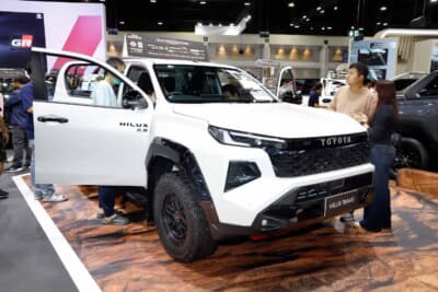 新型トヨタ ハイラックス:グロスブラックのオーバフェンダーにGRのホイールを履く