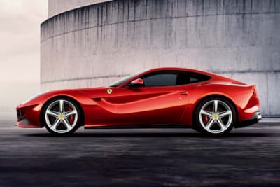 F12 ベルリネッタ：最後のピニンファリーナデザインとなるV12エンジンを搭載したモデル。伝統的なロングノーズデザインの一台だ