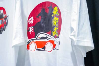 AQM:こちらは戦国武将とチューニングカーがあしらわれたTシャツ