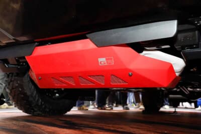 新型トヨタ ハイラックス:GRのロゴがあしらわれた赤いアンダーガード