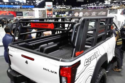 新型トヨタ ハイラックス:赤いプレートが目を惹くベットラック。ベット部分は傷防止のためにカバーされていた
