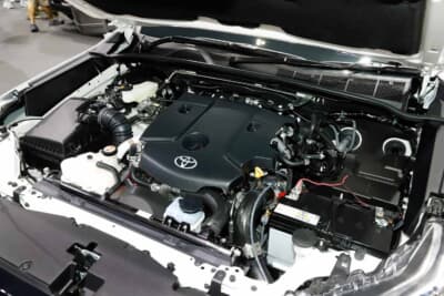 新型トヨタ ハイラックス:タイ仕様のエンジンルームも激写。4気筒DOHCのターボが積まれていた