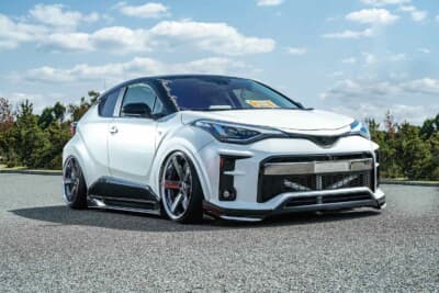 トヨタ C-HR：フロントはGR純正バンパーとGR製スポイラーを組み合わせ、サイドにもGR製エアロパーツを導入した。フロントグリルはノブレッセ製、フォグランプはヴェレーノ製を選択している