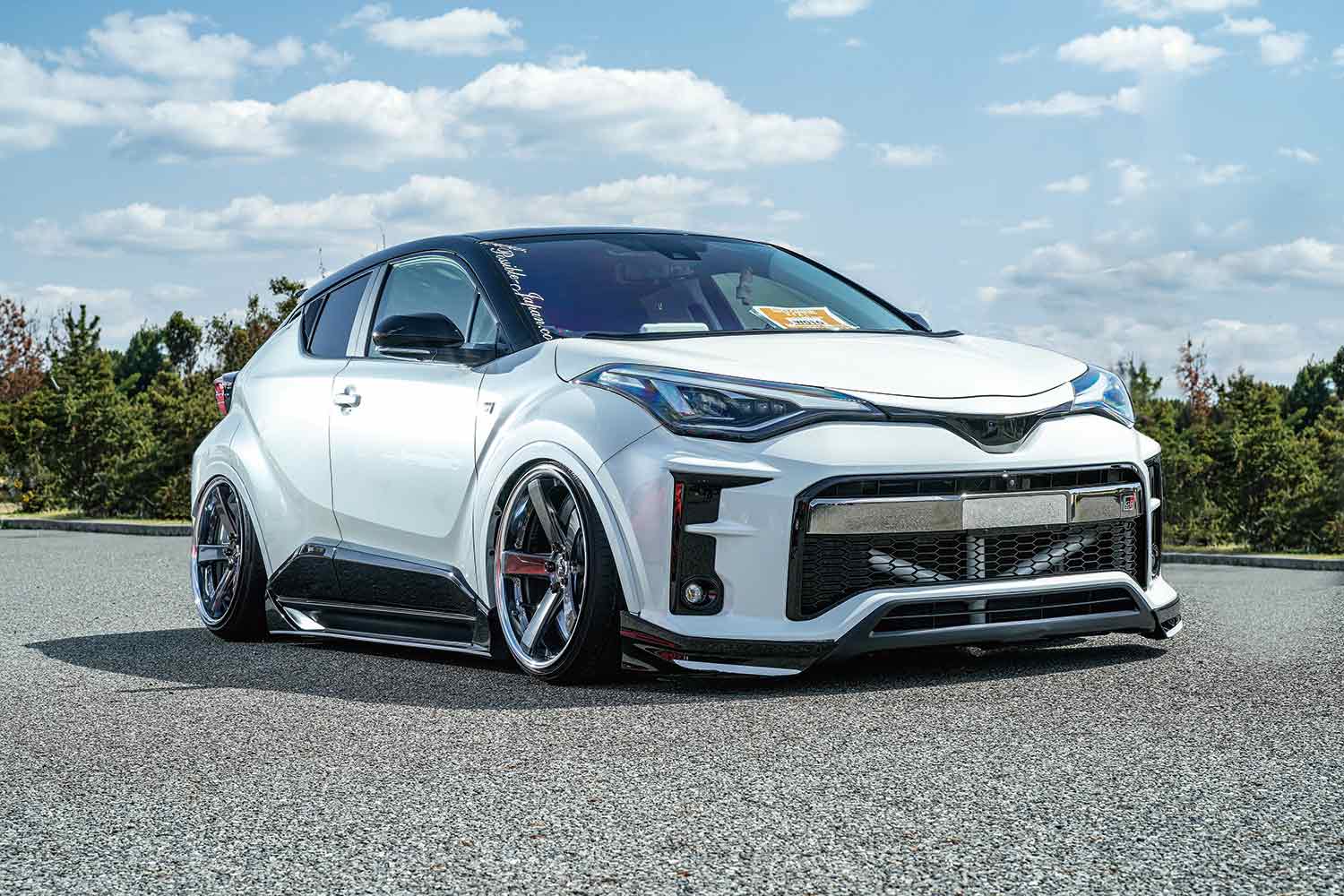 ホワイトレザーの内装と純水洗車で美観を維持！ 低さを極めたトヨタ「C