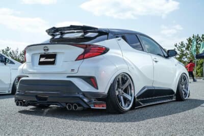 トヨタ C-HR：リアスポイラーはモデリスタ製を採用。足まわりのアーム類はTディメンド製やメーガンレーシング製などを投入し、ブリッツ製アジャスターも組み合わせて緻密にセッティングしている