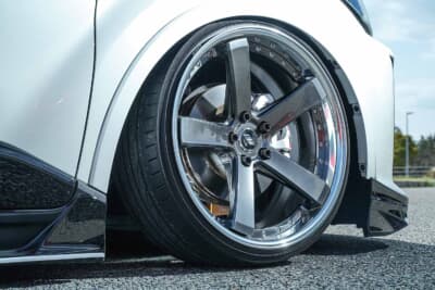 トヨタ C-HR：ホイールはバックレーベル ジーストBST2（フロント20×9.5J＋25、リア20×10.0J＋30）。奥に見えるオレンジのパーツはTディメンド製ロールセンターアダプターだ