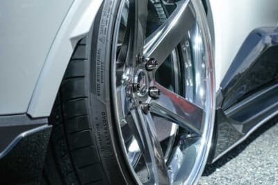 トヨタ C-HR：以前はリアに装着していた9.5Jをフロントへ移設し、リアには新たに10.0Jを投入した。シビアな足まわりのセッティングは、北九州のプロショップであるポッシブルが担当している