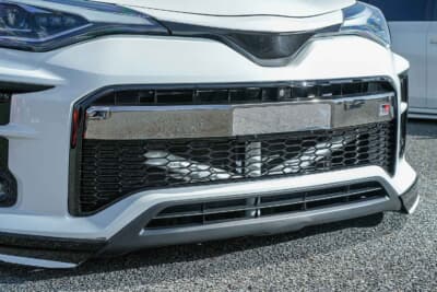 トヨタ C-HR：フロントグリルの奥にはローダウン車の整備に欠かせないジャッキアップバーを装着。実用性を高めるだけでなく、ハードなカスタムを感じさせる視覚的なアクセントとしても機能している