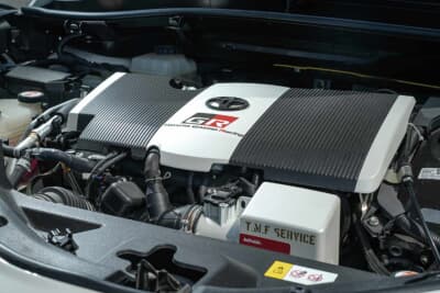 トヨタ C-HR：エンジンカバーは50系プリウス用を流用し、2トーンに塗り分けることでスポーティなイメージを強調している。また、エアクリーナーには吸気効率に優れるブリッツ製パーツを採用した