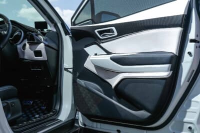 トヨタ C-HR：インパネやドア内張りなどのパネル類にはLANBO製を装着。さらにAピラーはオーナーのDIYによってホワイトの生地で張り替えられており、清潔感と上質感を兼ね備えた仕上がりだ