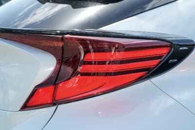 トヨタ C-HR：テールランプはサイドやリアゲートにかかる部分まで、オーナーのDIYによって全点灯化加工が施されている。夜間のドレスアップ効果を高めると同時に、後方からの視認性も向上させている