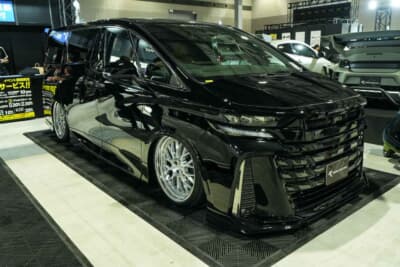 トヨタ 40系ヴェルファイア：新ボディキットシリーズのスタイルGTを装着した姿だ