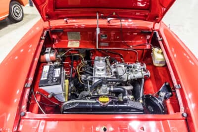 ダイハツ コンパーノ1000GT：スパイダーと共通の998ccツインキャブエンジン。前オーナーが細部までリフレッシュした新車同然のエンジンルームだ