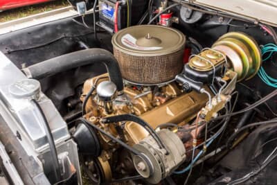 フォード F-100:載せ替えられたシボレー製350ci スモールブロックV8をエンジンルームに収めた状態