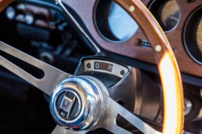 ホンダ ライフ CUSTOM:木目ステアリングの奥に光るHマークのホーンボタンとD N R表示のシフトインジケーター