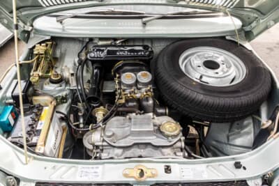 ホンダ N360 TG：新車同然にリフレッシュされたエンジンルーム。ツインキャブと黄金色に輝く細部の留め具が目を引く
