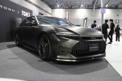 トヨタ クラウン:ボディカラーには、3M製ラッピングフィルムによる特別色「ゴールドダストブラック」を採用している