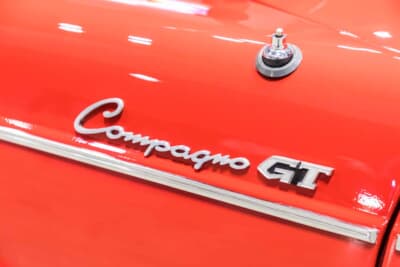 ダイハツ コンパーノ1000GT：流麗な筆記体のCompagnoとGTのエンブレム。イタリアンデザインの薫りを伝えるサイドの象徴である