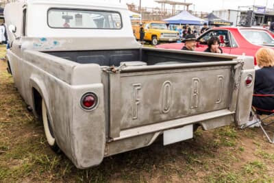 フォード F-100:リアゲートに刻まれたFORDのロゴと、車高を落としたスタイルサイドの荷台