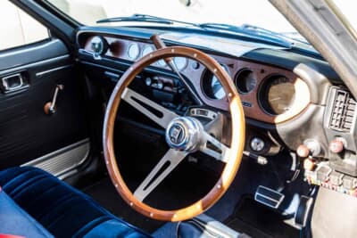 ホンダ ライフ CUSTOM:木目調パネルと社外ウッドステアリングでまとめられた右ハンドルの運転席まわり