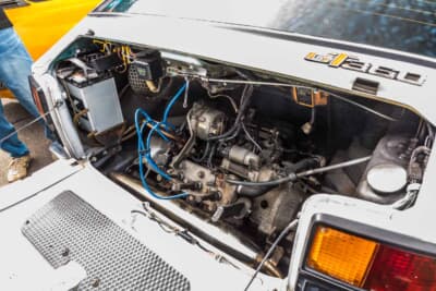 スズキ フロンテクーペ GX：リアに搭載される水冷2ストローク3気筒のLC10W型エンジンで青いプラグコードが目を引くエンジンルーム