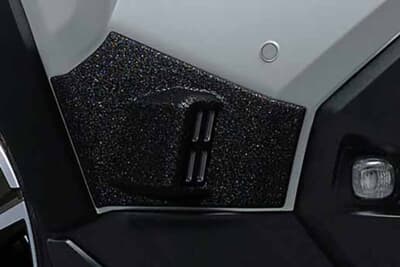 トヨタ 新型ハイラックス:LINE-Xが塗装されたシグネチャーイルミ。フロントバンパーの両サイドに装着。タフでマッシブなイメージがGOODだ
