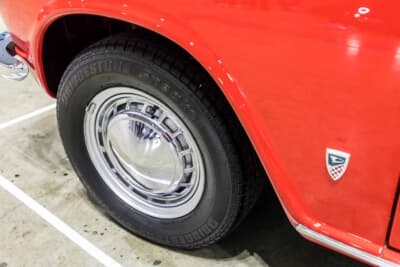 ダイハツ コンパーノ1000GT：純正のホイールキャップを装着した足もと。タイヤは現代のブリヂストン製で安心して走らせられる