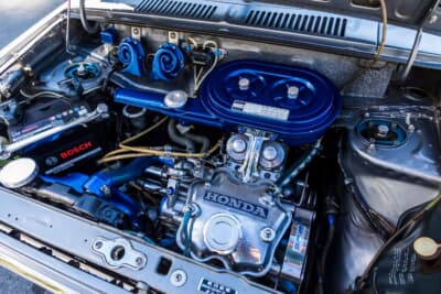 ホンダ ライフ CUSTOM:438ccへボアアップしツインキャブ化された水冷直2 EA型エンジン、ブルーをアクセントに仕上げたエンジンルーム
