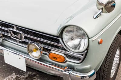 ホンダ N360 TG：丸目ヘッドライトとHエンブレム、補助灯まわりの精緻なクロームパーツ
