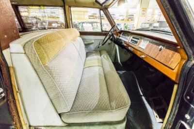 紅旗 CA770:左右一体のベンチシートを備えた運転席まわり。要人専用車ながら意外なほど簡素な造りが当時の中国の実情を物語る