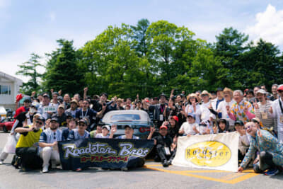 ロードスター軽井沢ミーティング2026:記念撮影を行う軽井沢ミーティングの参加者。ロードスターコミュニティの絆を感じるワンシーンだった