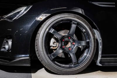 スバル BRZ:足元にはアドバン「TC-4」をセレクト。スポーティな印象を引き締めている
