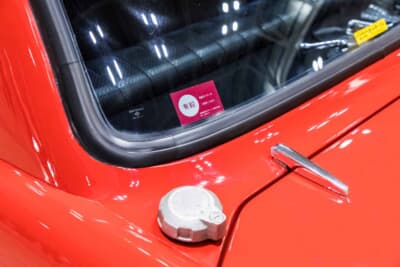 ダイハツ コンパーノ1000GT：有鉛ガソリン指定のステッカーが時代を物語る。給油キャップとドアハンドルまで端正に保たれている