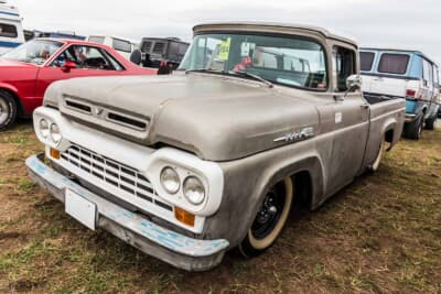 フォード F-100:4灯式ヘッドライトと新デザイングリルが特徴の第3世代最終型フロントまわりを斜め前から捉えた姿