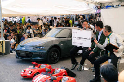ロードスター軽井沢ミーティング2026:ロードスターのチーフデザイナーを務める岩内義人さんが新色の名称「ジンクグリーンメタリック」を発表した