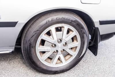 トヨタ コロナクーペ 2.0GT-R:足元を引き締める14インチのアルミホイールは、最上級グレードである2.0GT-Rの標準装備品