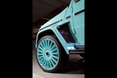 メルセデスAMG G63：フェンダーのエアアウトレットはブラバス製で、ホイールはボディ同色、ブレーキキャリパーまで青く染める