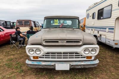 フォード F-100:左右4灯のヘッドライトとブルーグレーの残るバンパーを正面から見たフロントマスク